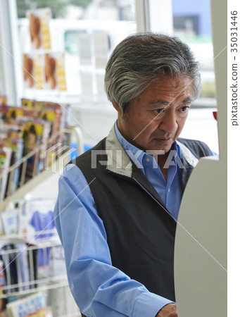 使用便利店ATM的男人 使用便利店ATM的男人 35031446