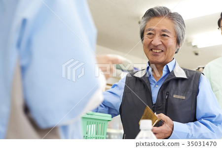 顧客在便利店的收銀台排隊 顧客在便利店的收銀台排隊 35031470