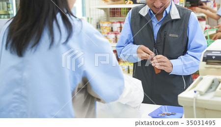 顧客在便利店的收銀台排隊 35031495