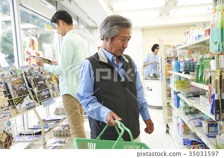 Shopping at a convenience store 35031597