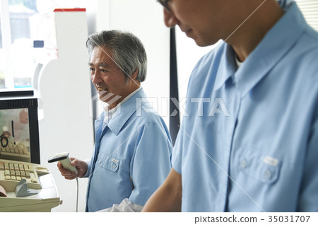Senior working at a convenience store 35031707