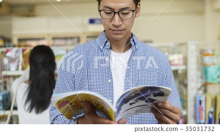男子在便利店讀書 男子在便利店讀書 35031732