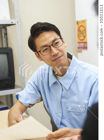 Interview of a convenience store clerk 35031813