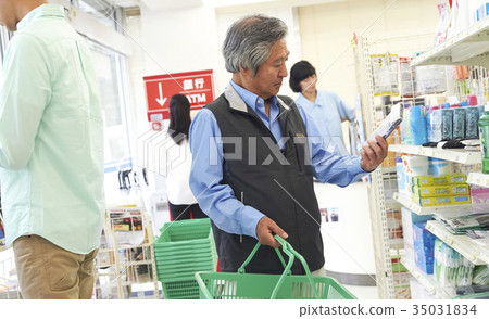 在便利店購物 在便利店購物 35031834