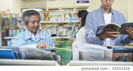 男子在便利店讀書 35031838