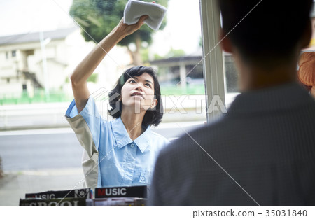 Women who work in a convenience store 35031840