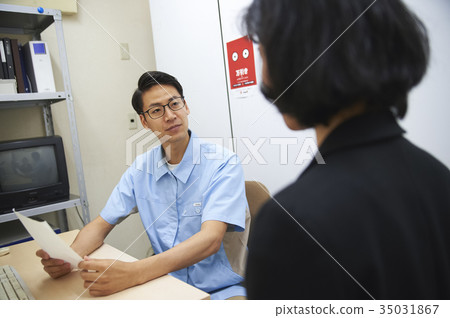 Interview of a convenience store clerk Interview of a convenience store clerk 35031867