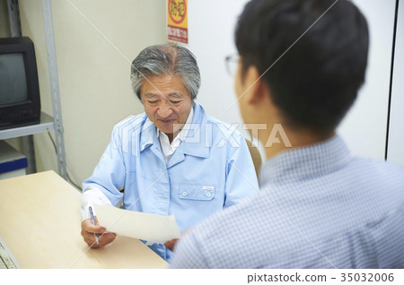 Interview of a convenience store clerk 35032006
