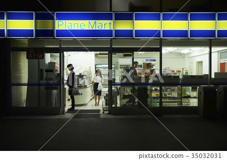 Shopping at a convenience store 35032031