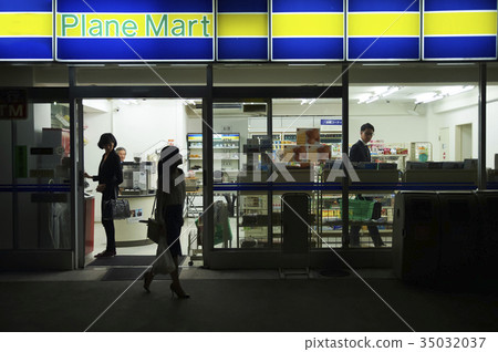 Shopping at a convenience store 35032037