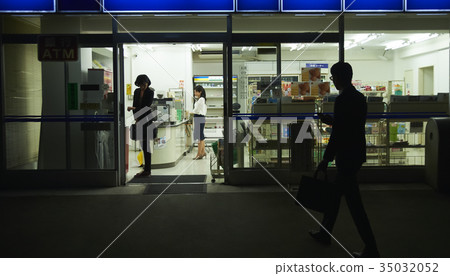 在便利店購物 在便利店購物 35032052