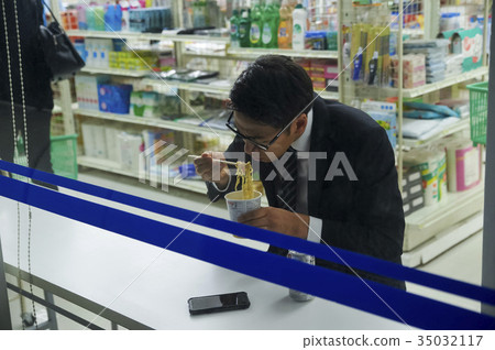 Eat-in at a convenience store 35032117