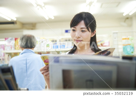 A woman browsing at a convenience store 35032119