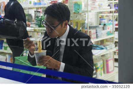 在便利店吃飯 在便利店吃飯 35032120