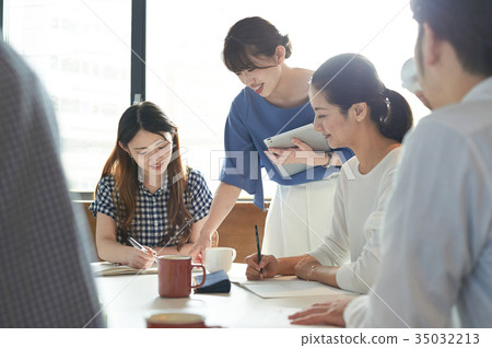 Language school class instructor student Language school class instructor student 35032213