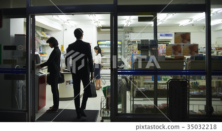 Shopping at a convenience store 35032218