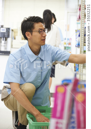 Men working in a convenience store Men working in a convenience store 35032251