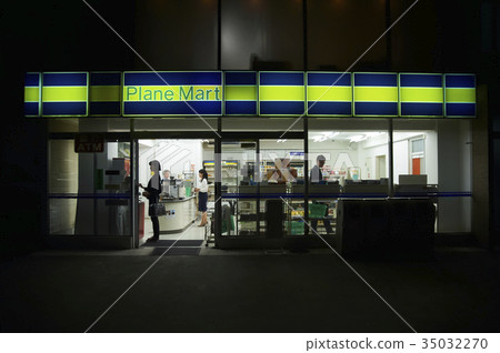 Shopping at a convenience store 35032270