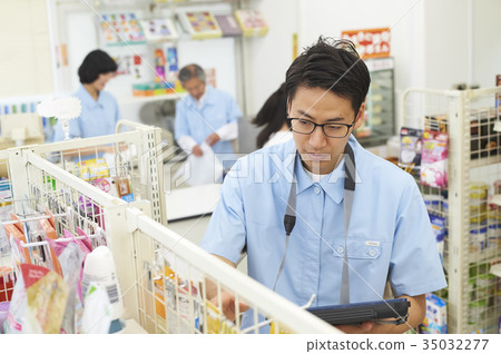 在便利店工作的人 在便利店工作的人 35032277