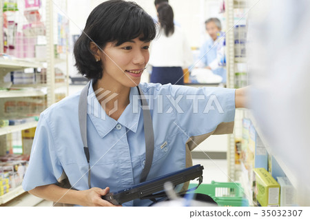 在便利店工作的女性 35032307