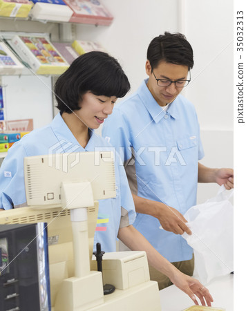 Men and women who work in a convenience store Men and women who work in a convenience store 35032313