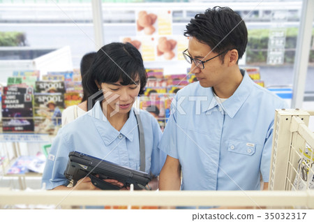 Men and women who work in a convenience store 35032317