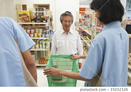 Customers lined up at the cash register of the convenience store Customers lined up at the cash register of the convenience store 35032326