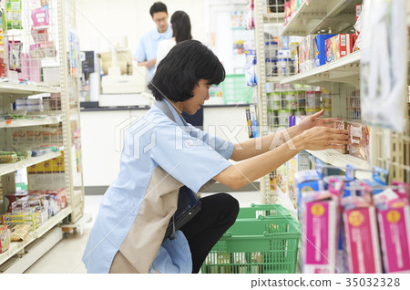 Women who work in a convenience store 35032328