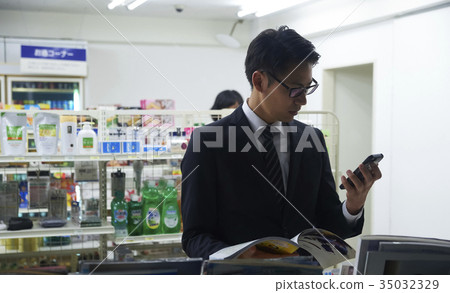 Men reading at a convenience store 35032329