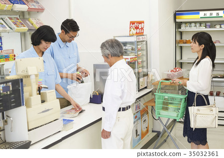 在便利店工作的男女 在便利店工作的男女 35032361