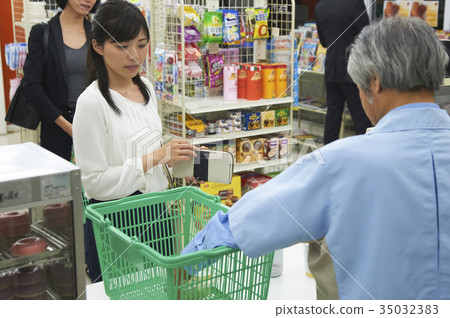 顧客在便利店的收銀台排隊 顧客在便利店的收銀台排隊 35032383