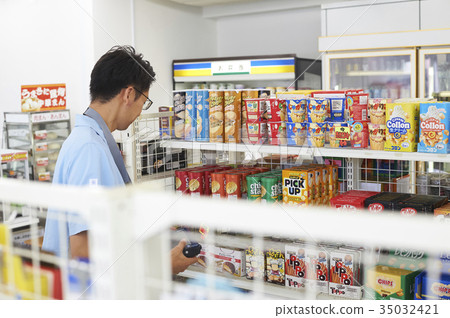 Men working in a convenience store 35032421