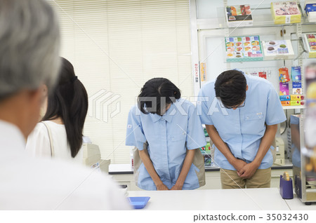 Men and women who work in a convenience store 35032430