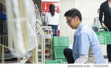 Men working in a convenience store 35032448