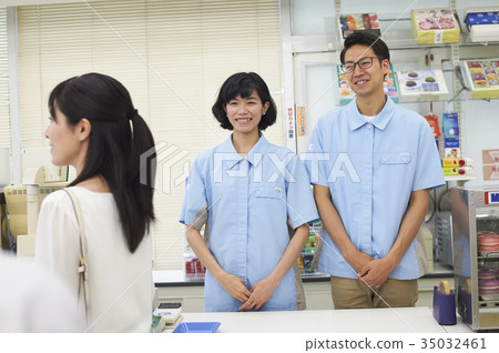 在便利店工作的男女 在便利店工作的男女 35032461