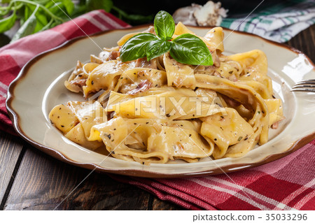 Pappardelle pasta with prosciutto and cheese sauce 35033296
