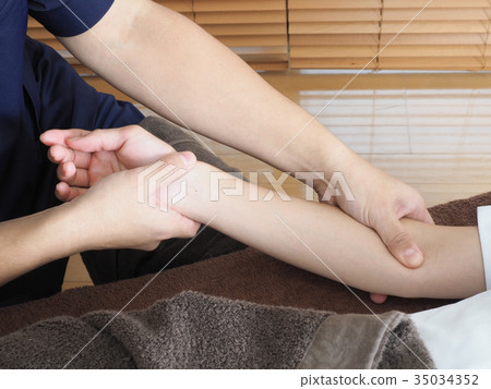 女按摩師的手與胳膊的 35034352