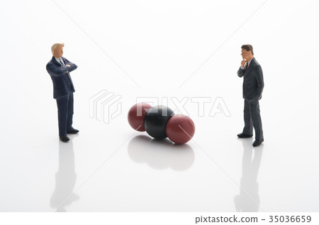 兩個微縮模型擔心看二氧化碳分子 兩個微縮模型擔心看二氧化碳分子 35036659