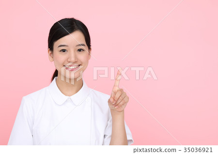 一件白色外套指向的婦女 35036921