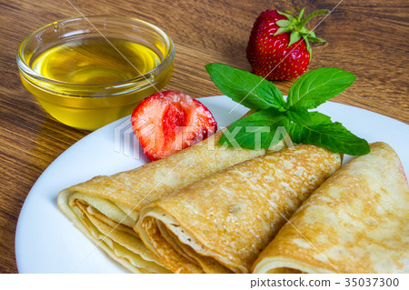 Crepes stack with Strawberry and honey Syrup 35037300