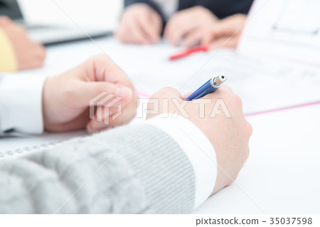 已婚夫婦正在尋找房產房地產代理商出租公寓房產描述房地產搜索主頁搜索身體部位 已婚夫婦正在尋找房產房地產代理商出租公寓房產描述房地產搜索主頁搜索身體部位 35037598