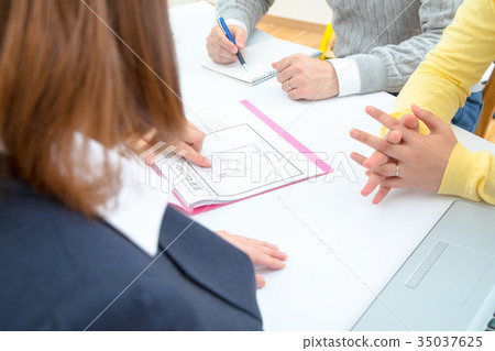 已婚夫婦正在尋找房產房地產代理商出租公寓房產描述房地產搜索主頁搜索身體部位 35037625