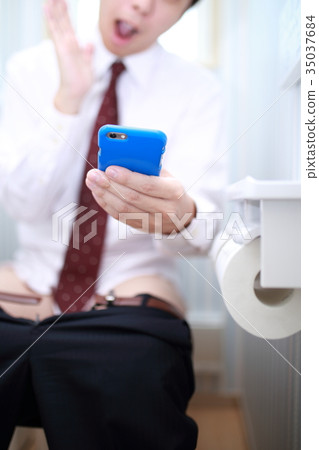 廁所（智能手機郵件男西裝襯衫領帶不露面的身體部位業務工作） 35037684