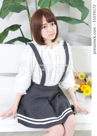 Young lady's hair style 35039172