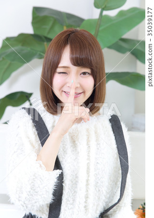 Young lady's hair style 35039177