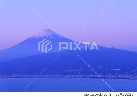 The view from Mt. Fuji and Mt. Suruga Bay at dusk in Shizuoka 35039223