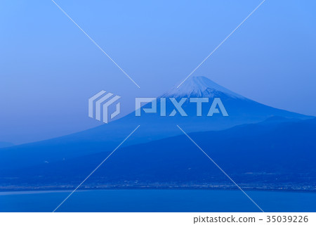 在靜岡黃昏的富士山和駿河灣的景色 35039226