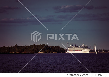 White giant cruise liner White giant cruise liner 35039290