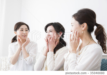 Women in their forties Women in their forties 35040080