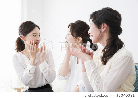 Women in their forties 35040081